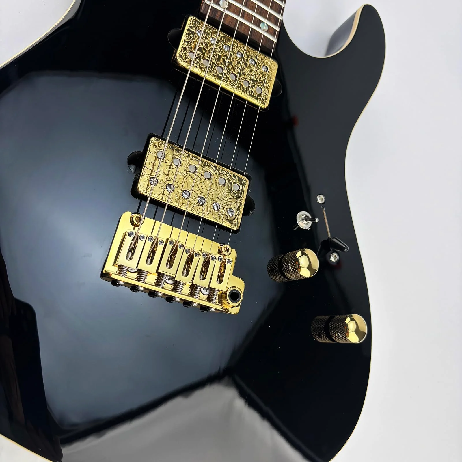 10.5mm Electric Guitar Bridge Zinc Alloy Saddles Block Stainless Steel Plate 6 String 2 Point Tremolo Bridge Compatible with Stratocaster Strat Electric Guitar Replacement Parts Gold - Image 4