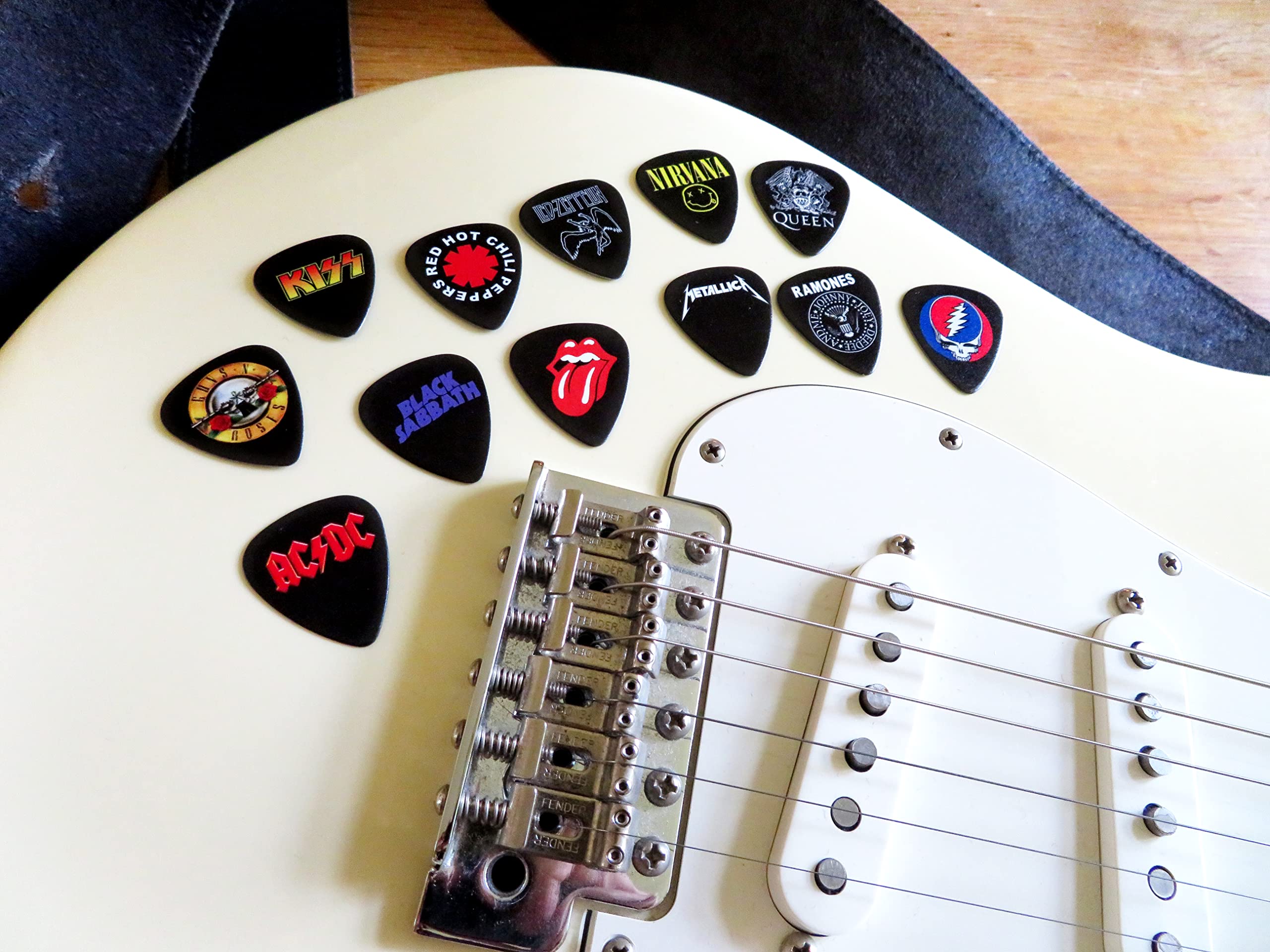 12 x Classic Albums Guitar Pick Set. Guitar Plectrums For Every Guitarist. Double Sided Printing. Picks Sized 0.46, 0.71, 0.81, 0.88, 0.96 And 1.2 mm Included (black) Set 3 - Image 3