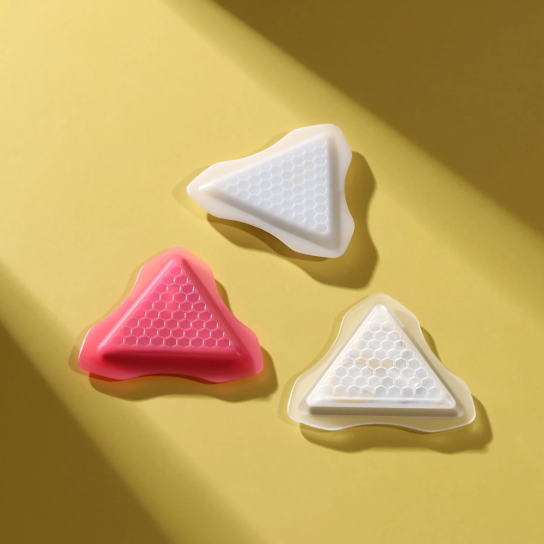 Auto Glowing LED Guitar Pick, Non-slip honeycomb touch, 3 Thickness Options for Electric Guitar,Bass Guitar Picks,White Light, XL size - Image 4