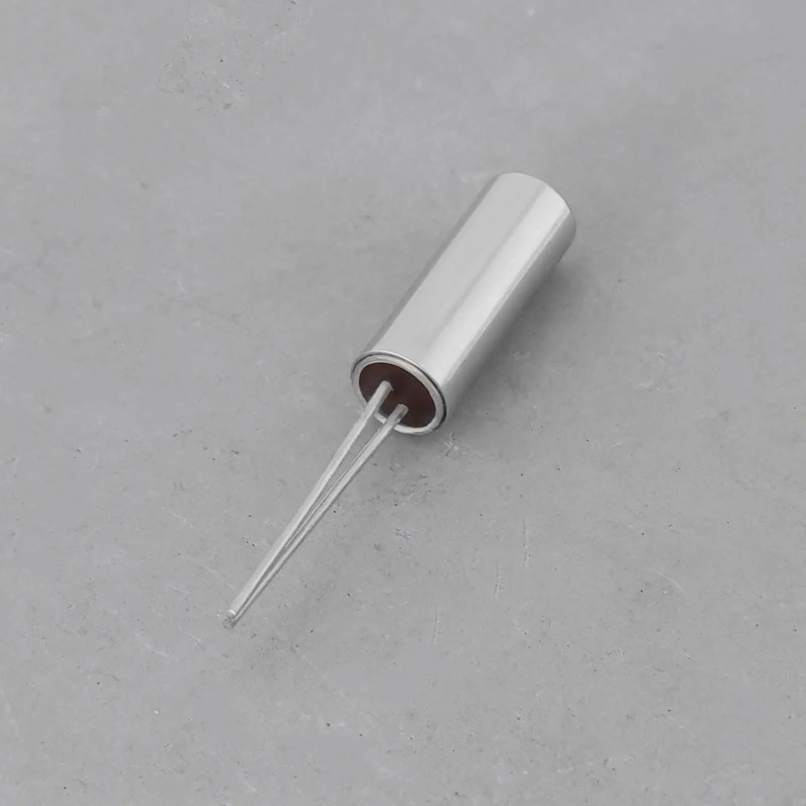 Be In Your Mind 20 Pieces 32.768 KHz Cylindrical Quartz Oscillators 3 x 8 mm Watch Quartz Replacement for TV Electronics PC Cards Electronic Meters - Image 6