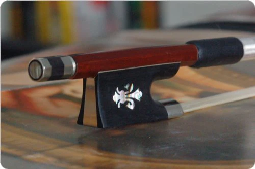 D Z Strad Violin Bow - Model 202 - Brazilwood Bow with Ebony Fleur-de-Lis Frog (4/4 - Full Size) 4/4 - Full Size