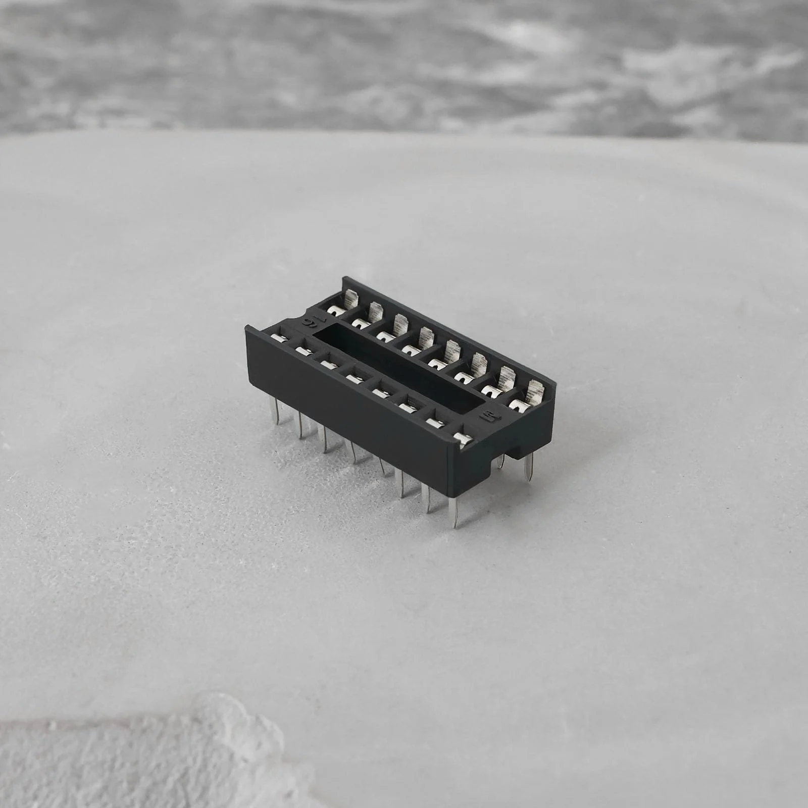 ECSiNG Pack of 50 16-Pin DIP-IC Sockets, 2.54 mm, Pitch Chip Socket Soldering Adapter for Digital and Analogue Circuits, Computer and Electronic Development Board, 20 x 10 mm 16-polig, 20 x 10 mm - Image 7