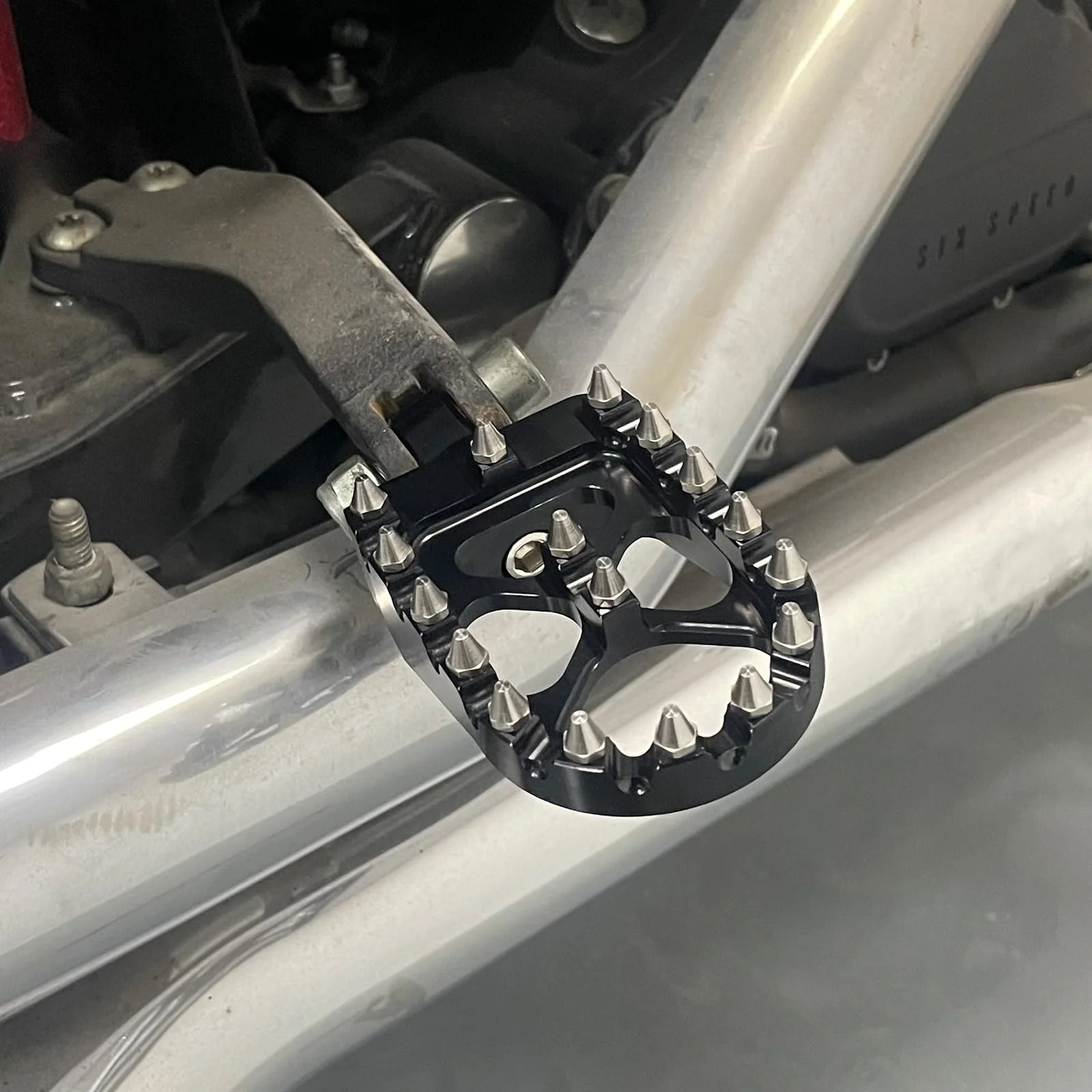 Foot Pegs MX Offroad Footpegs CNC 360° Roating Fit For Harley Sportster Iron 883 Softail Street Glide Dyna Fatboy Black Black with Cone Spikes - Image 6