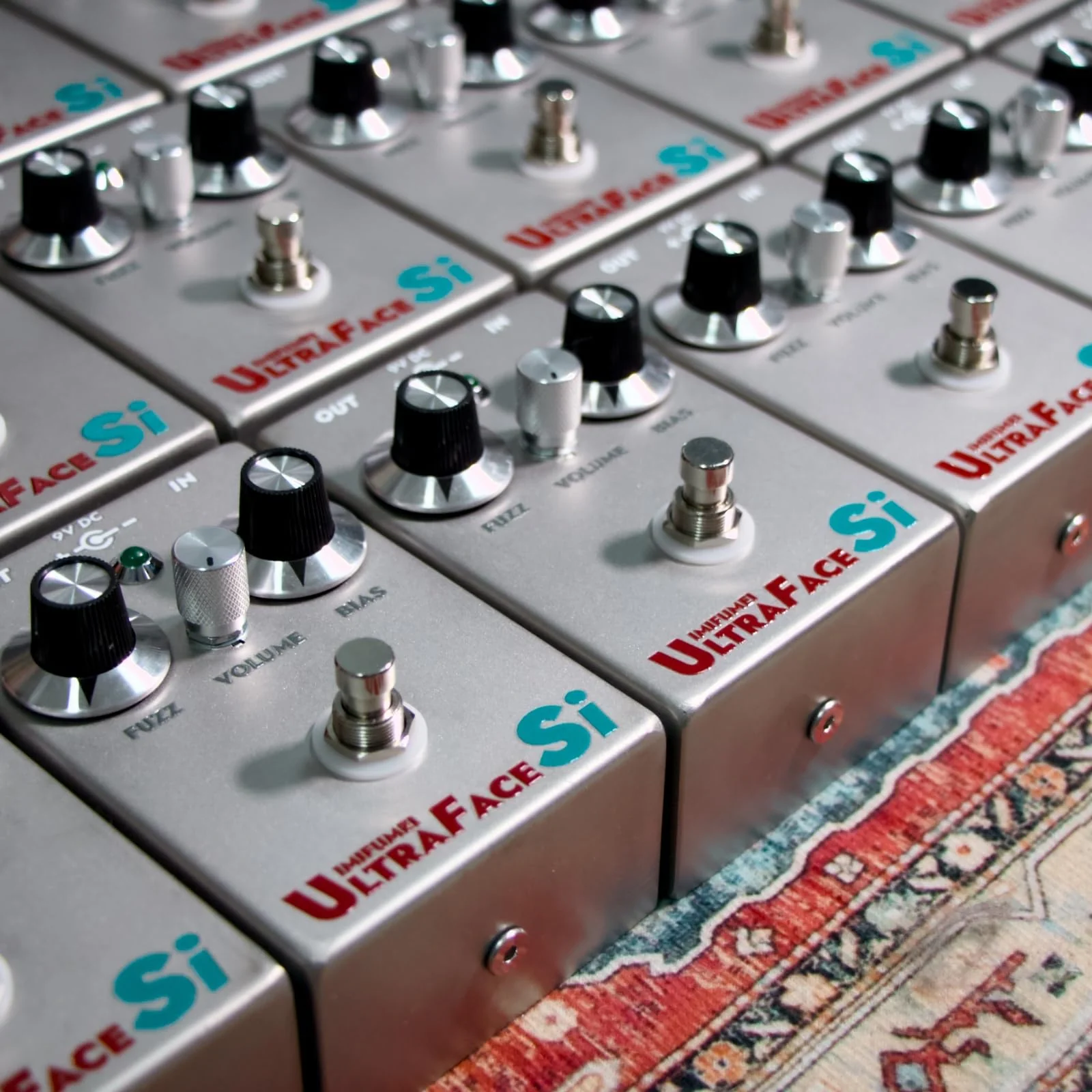 Hand-made Fuzz Pedal, classic fuzz distortion Guitar Pedal Legendary fuzz, True Bypass, DC 9V, Pedal for Electric Guitar Silver Gray - Image 2