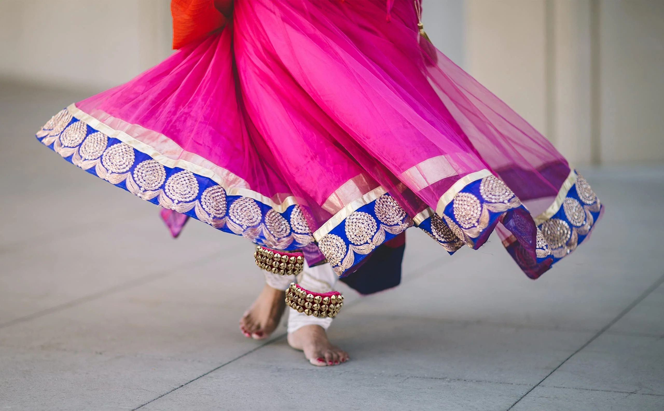 MBI Ankle bells Bharatnatyam Ghungroo and kathak dancing Anklet (Ghungroo) |Musical Instrument Dancing gear| Indian Classical Dancers Anklet (Purple Padded 3 Row with 60 Bells) Purple - Image 4