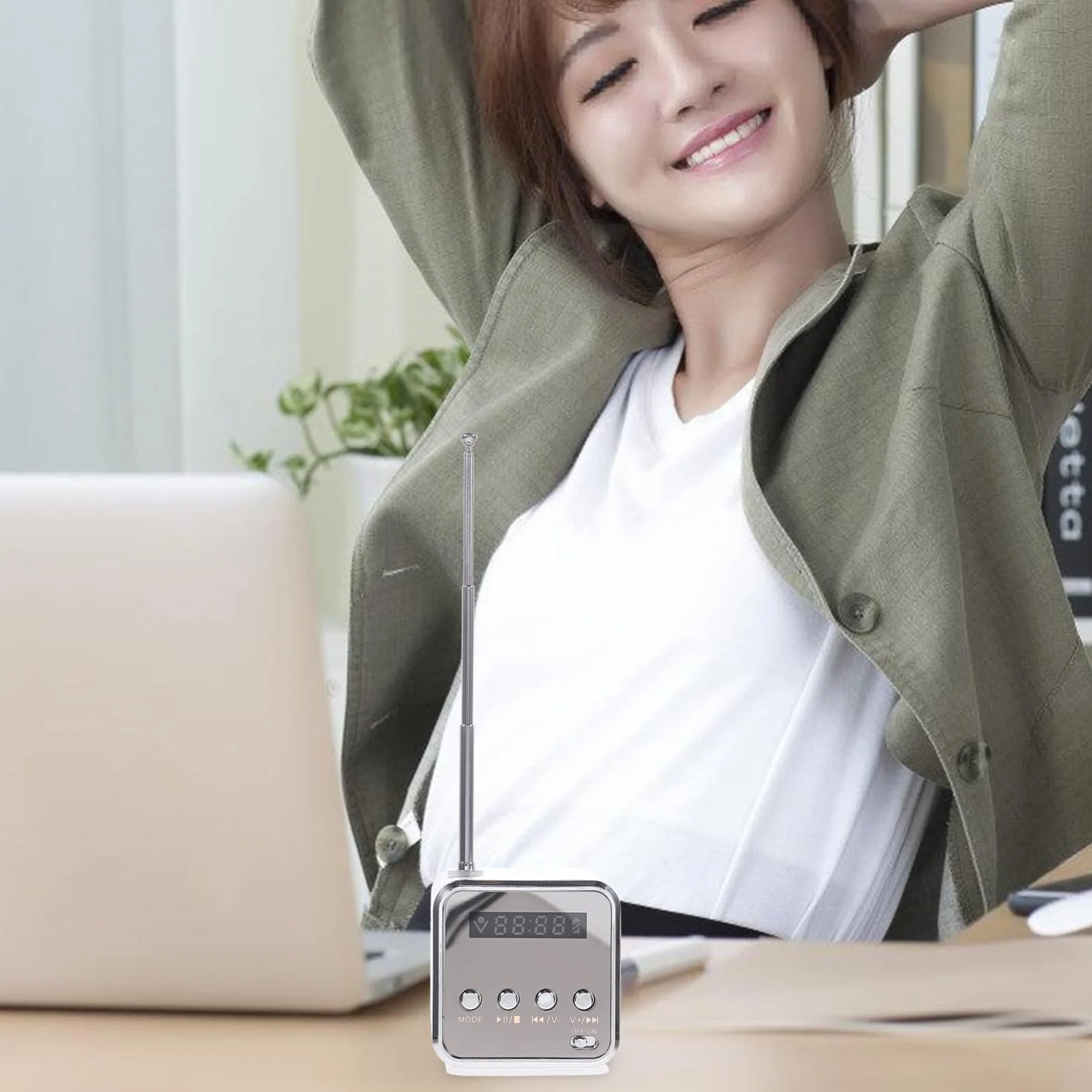 Mini Digital Portable Music MP3/4 Player Micro SD/TF USB Disk Speaker FM Radio (Silver) - Image 7