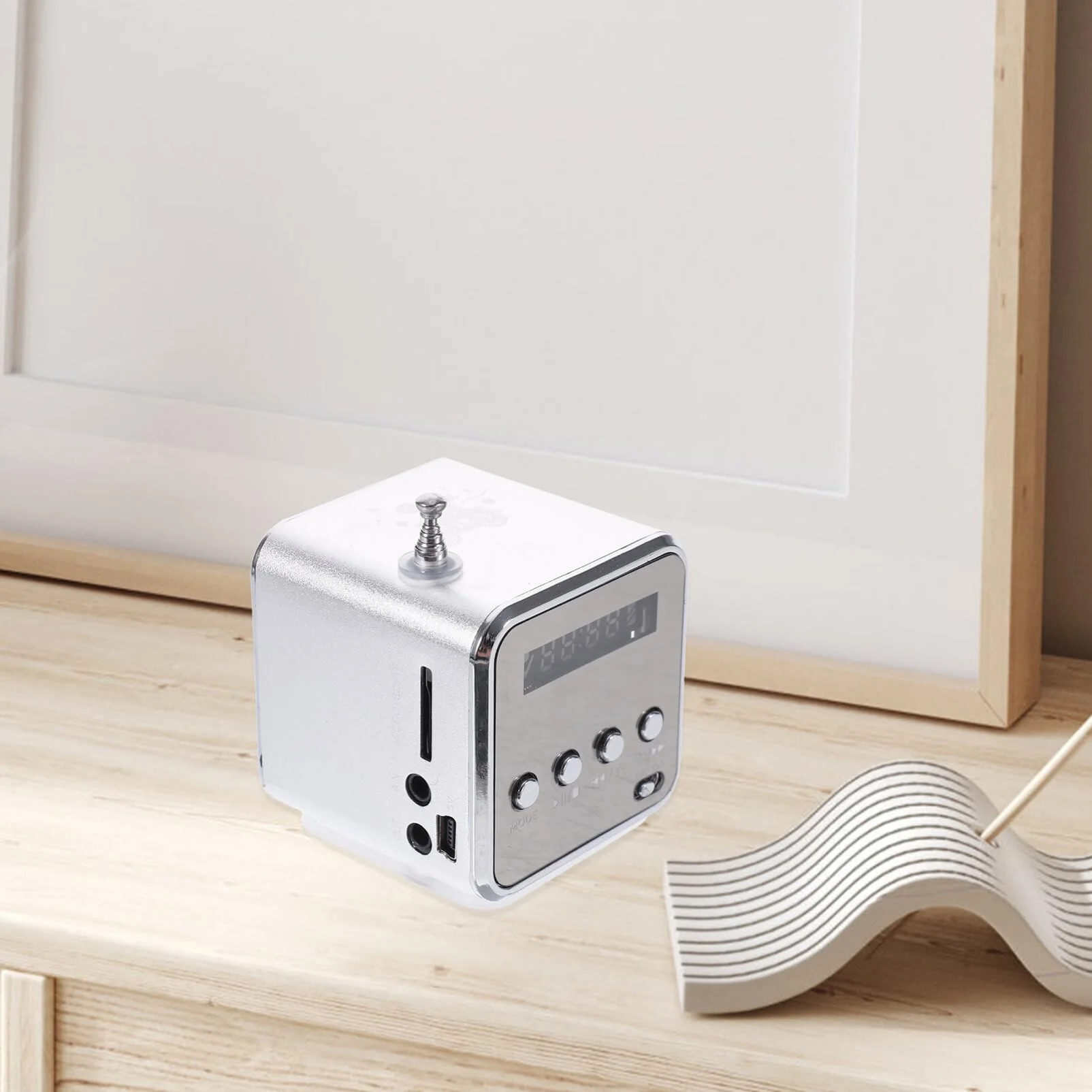 Mini Digital Portable Music MP3/4 Player Micro SD/TF USB Disk Speaker FM Radio (Silver) - Image 9