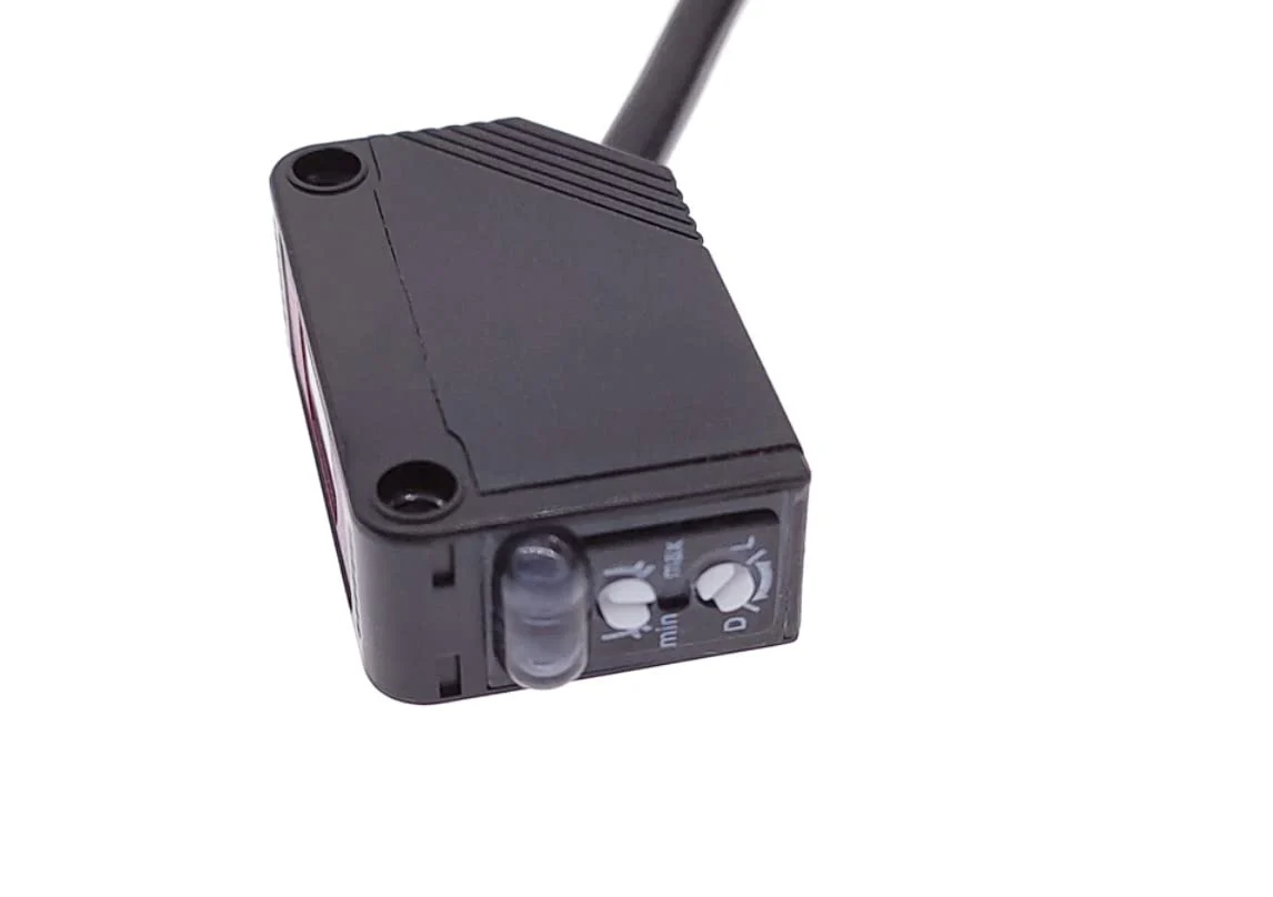 Reflector Photoelectric Sensor 12 to 24 Volt DC Output PNP Reflection Photoelectric Sensor with Mirror IR Photoelectric Sensor up to 2 Metres NC/NO (Reflector Light Barrier - 2 Metres - PNP - E3Z-R81) Reflector light barrier, 2 metres, PNP, E3Z-R81 - Image 3