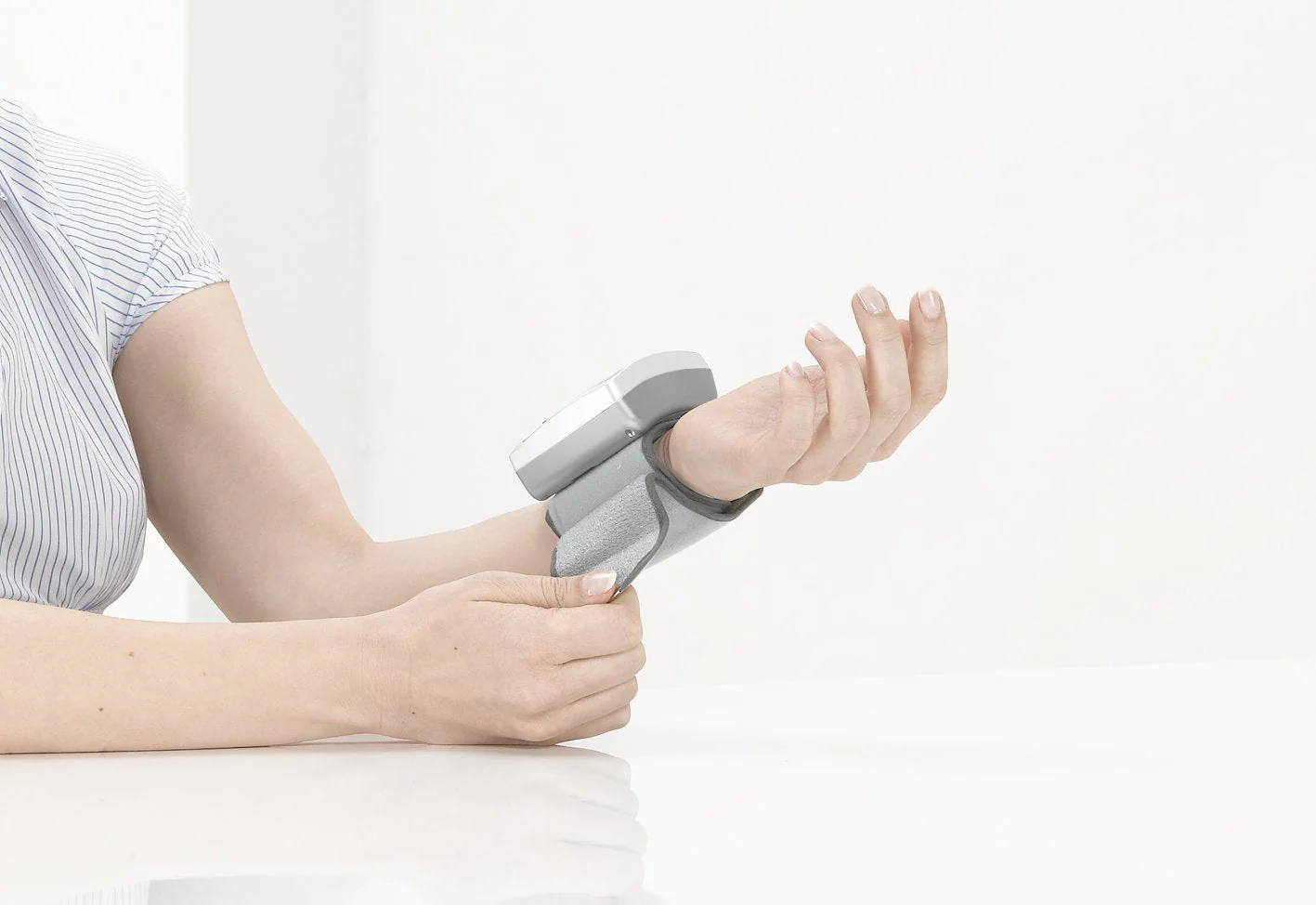 Sanitas SBC 15 Wrist Blood Pressure Monitor, Fully Automatic Blood Pressure and Pulse Monitor, Alarm for Possible Heart Rhythmia - Image 3