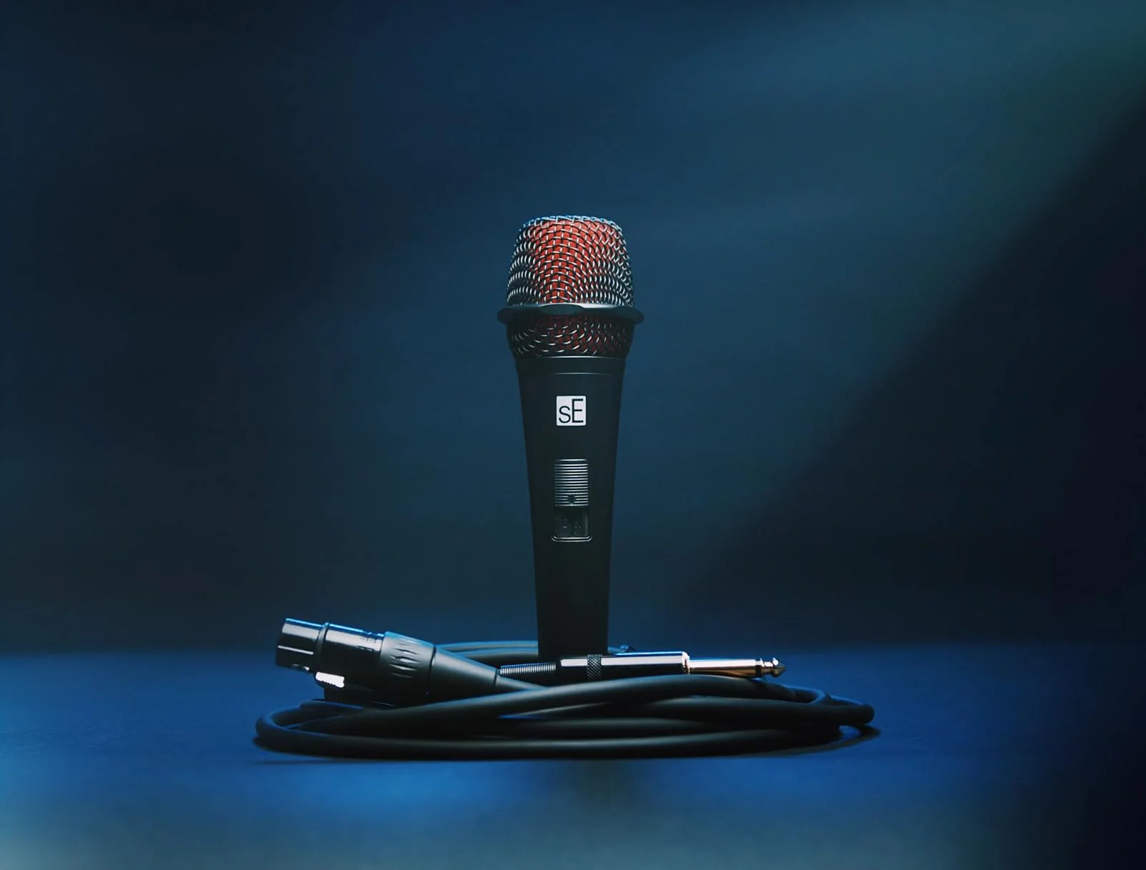 SE Electronics V2-SW-QTR Supercardioid Dynamic Handheld Microphone with On/Off Switch (Includes 15' Cable) - Image 7