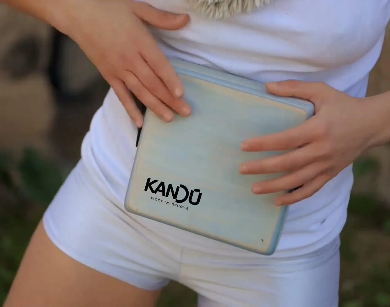 The Kandu Mashbox - is the first-ever wearable drum shaker,small Cajon designed to meet the needs of every percussionist (Black) Black - Image 7