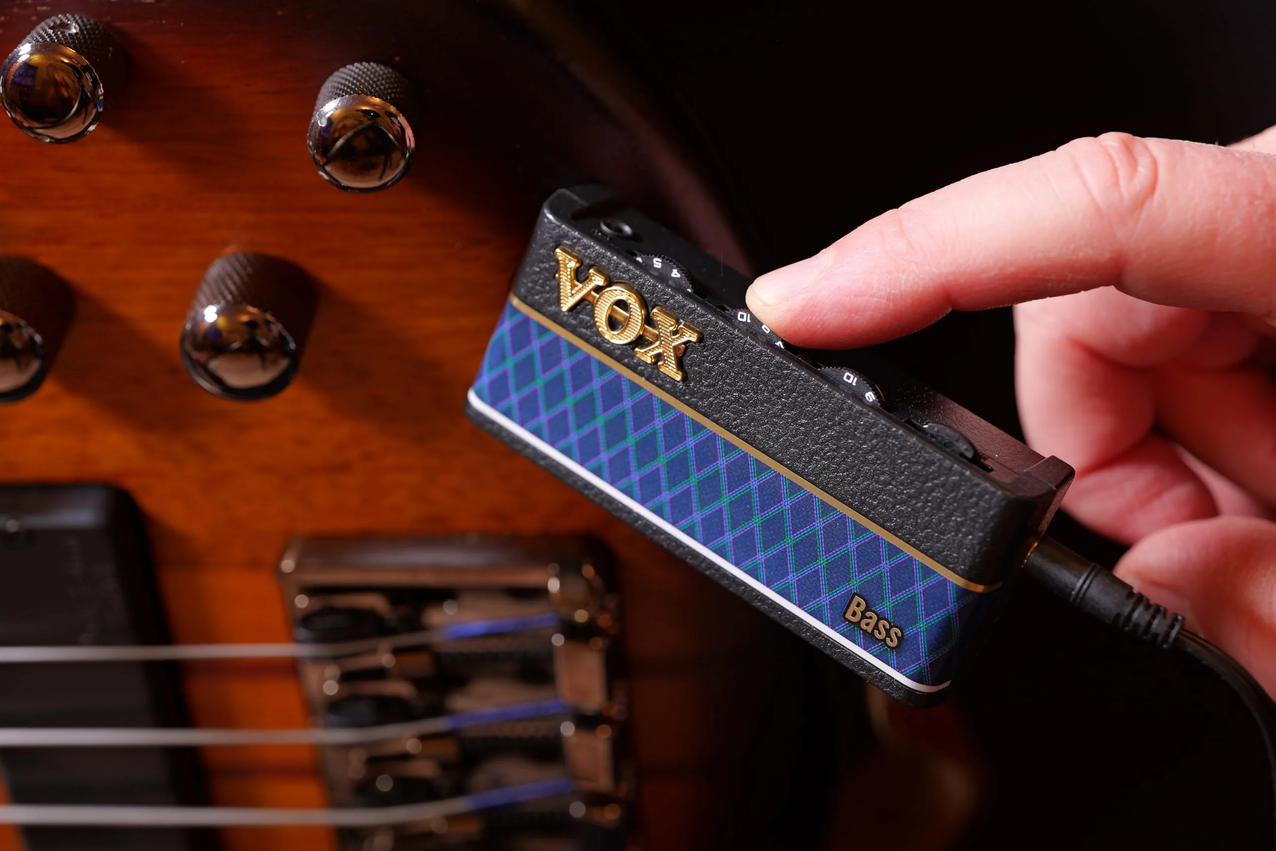 Vox amPlug 3 Plug-In Headphone Amplifier with Built-In Stereo Effects and Volume Control (Bass) [v3] Bass - Image 5